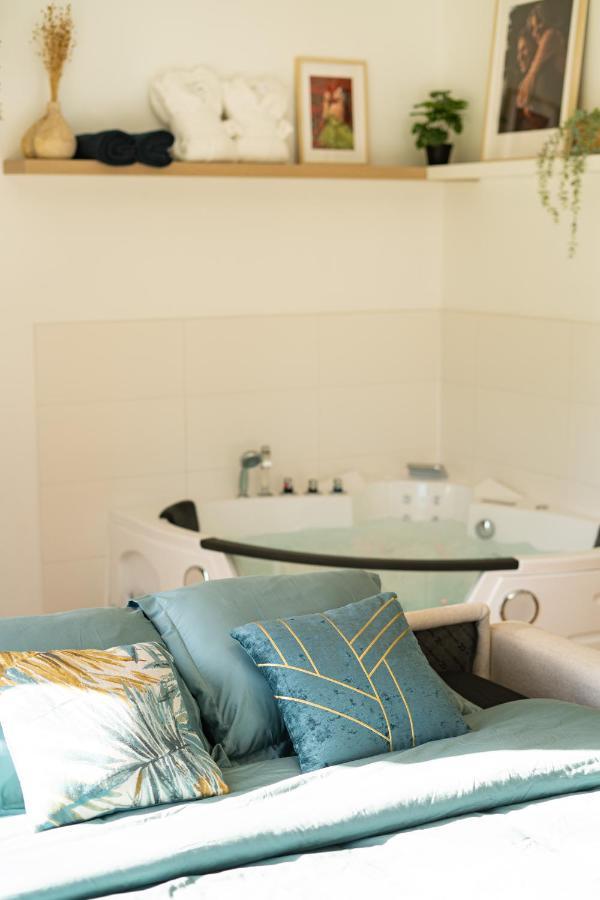Capsule Nature & Photos - Jacuzzi - Netflix & Home Cinema - Ps5 & Jeu Thun-Saint-Martin Luaran gambar