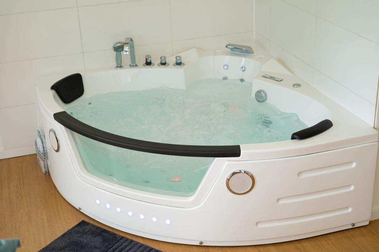 Capsule Nature & Photos - Jacuzzi - Netflix & Home Cinema - Ps5 & Jeu Thun-Saint-Martin Luaran gambar